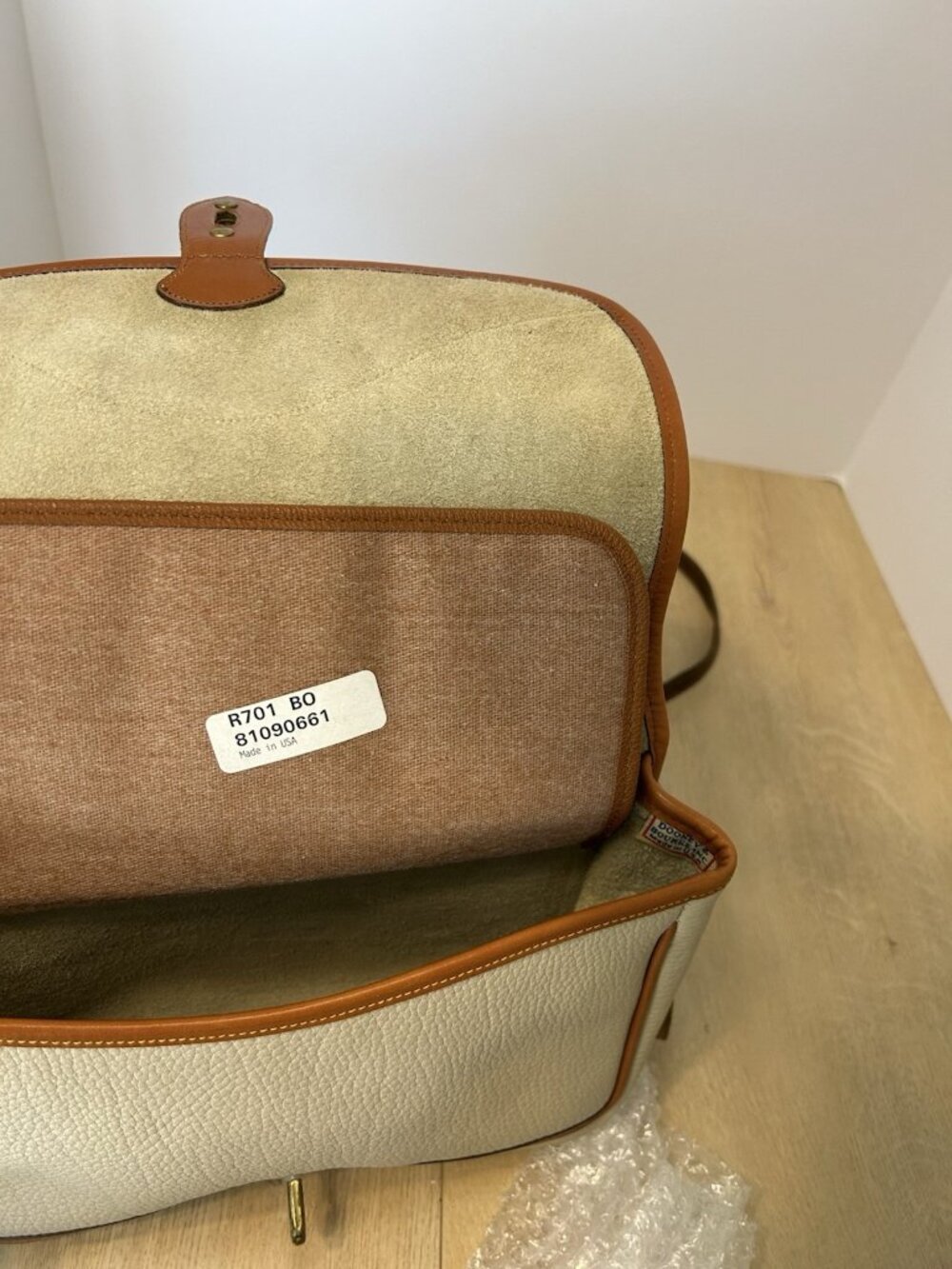 1990s Dooney & Bourke 701 CARRIER Shoulder Bag Tan Cream Vintage Collection RARE - Picture 12 of 15